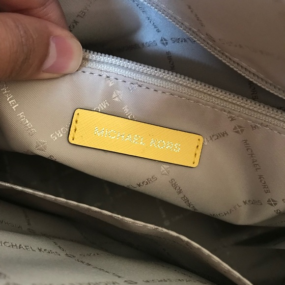 🌼Michael Kors Purse - Picture 8 of 11